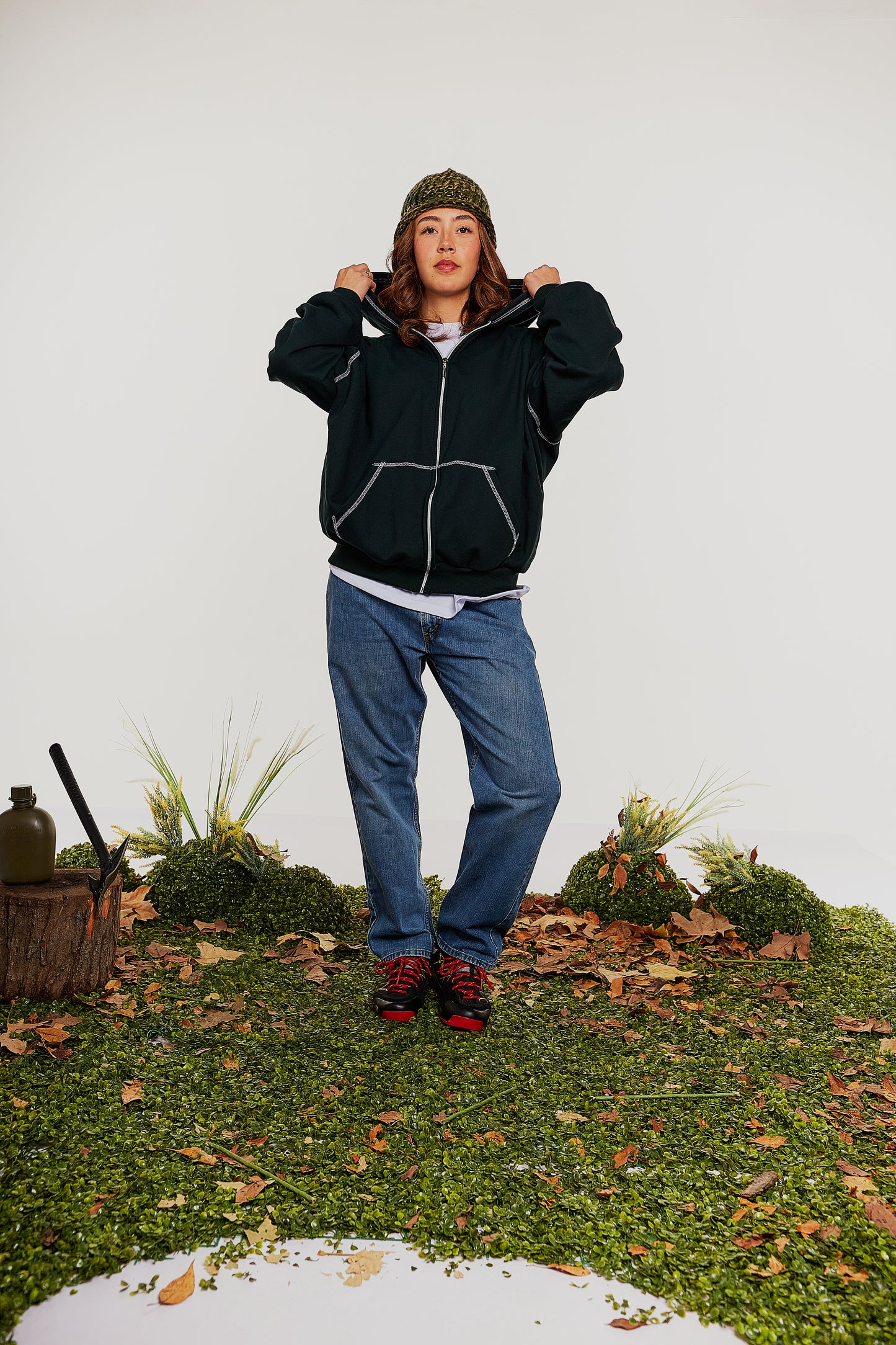 Hoodie Verde con Cierre y Costuras Visibles