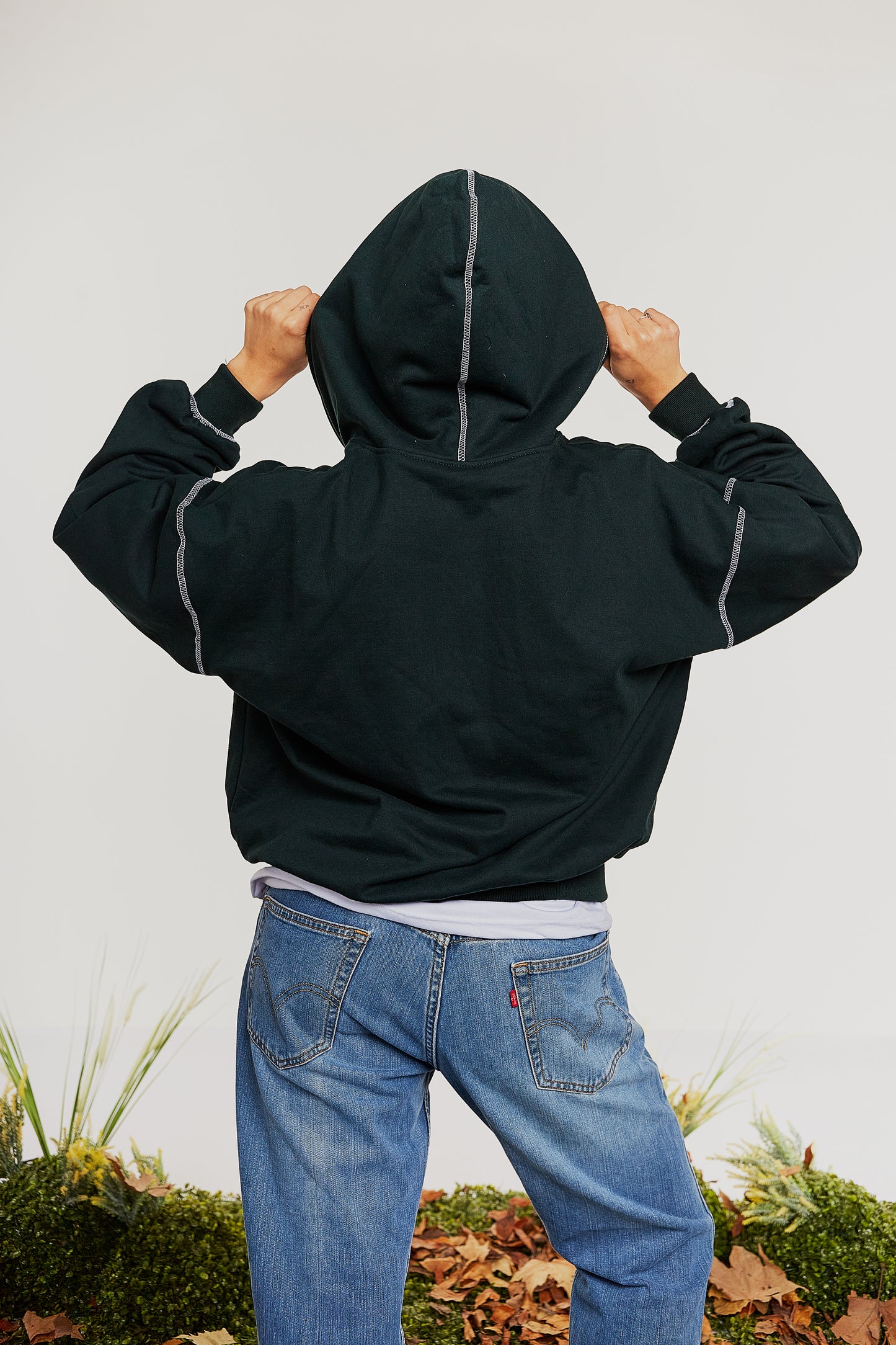 Hoodie Verde con Cierre y Costuras Visibles
