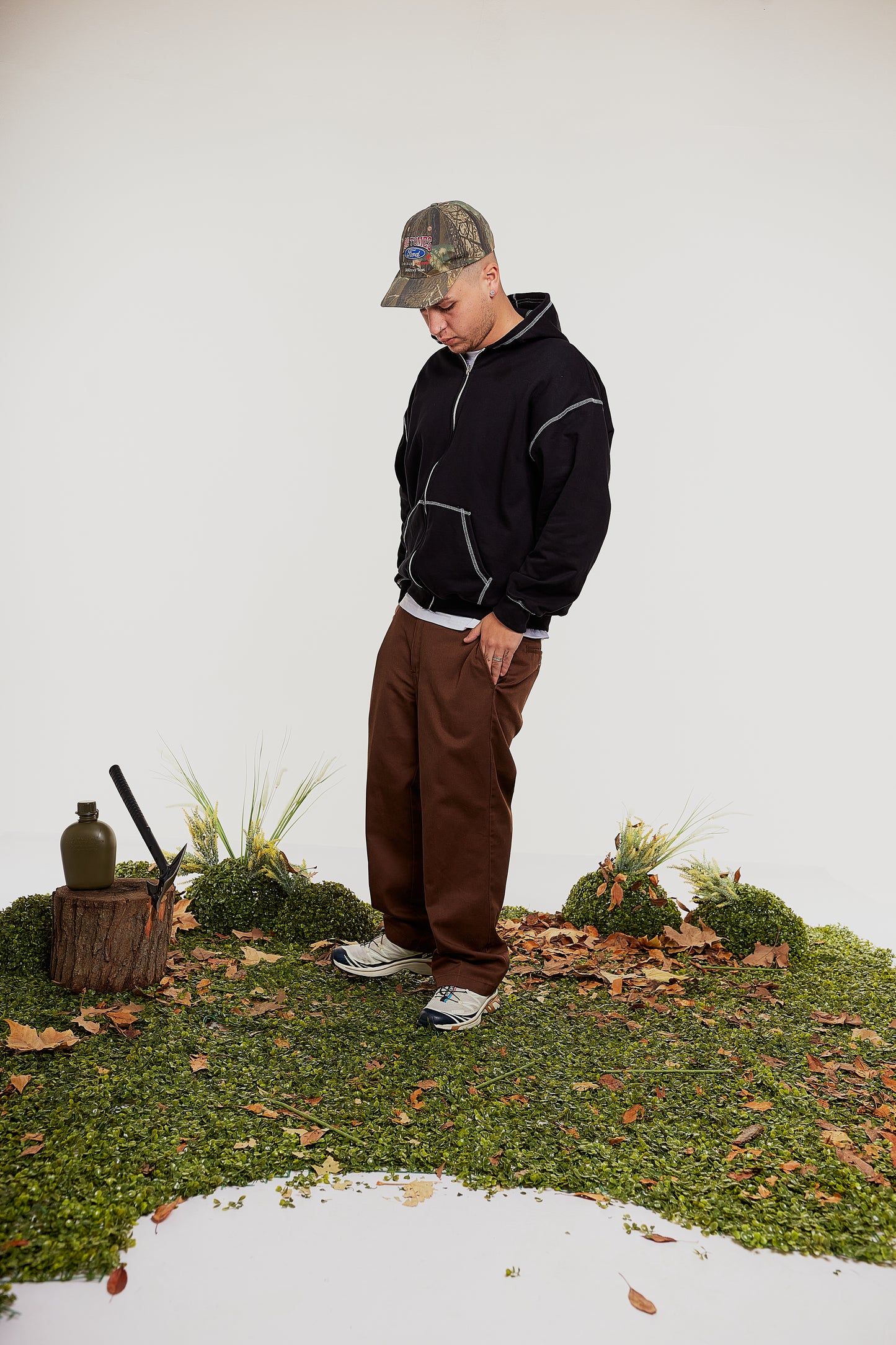 Hoodie Verde con Cierre y Costuras Visibles