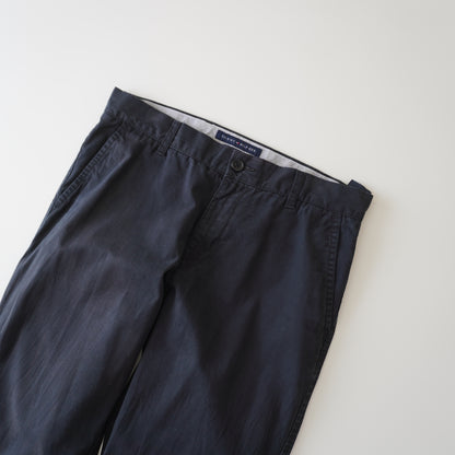Thrifted – Pantalón Tommy Hilfiger Classic Fit Azul Navy Talla 31x32 USA (CL 40–42) | Cintura 42 cm | Largo 102 cm | Talón 20 cm