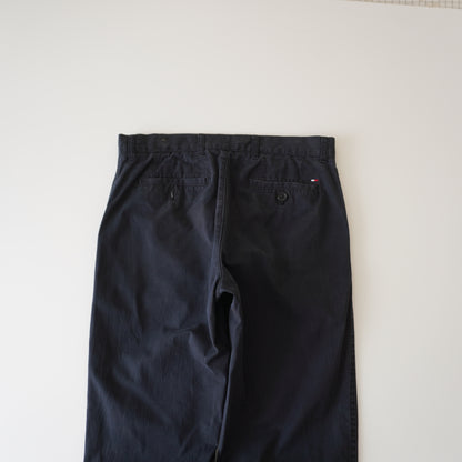 Thrifted – Pantalón Tommy Hilfiger Classic Fit Azul Navy Talla 31x32 USA (CL 40–42) | Cintura 42 cm | Largo 102 cm | Talón 20 cm