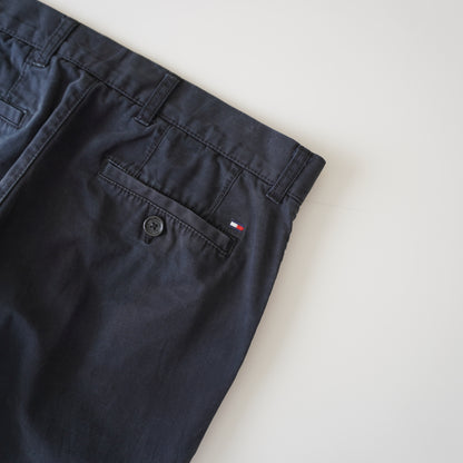 Thrifted – Pantalón Tommy Hilfiger Classic Fit Azul Navy Talla 31x32 USA (CL 40–42) | Cintura 42 cm | Largo 102 cm | Talón 20 cm