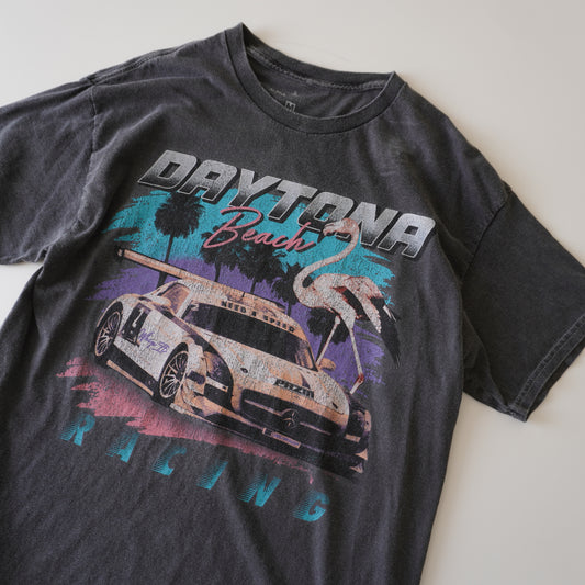 Thrifted – Polera Washed Daytona Racing Gris Vintage Talla M (CL 38–40) | Largo 71 cm | Ancho 54 cm