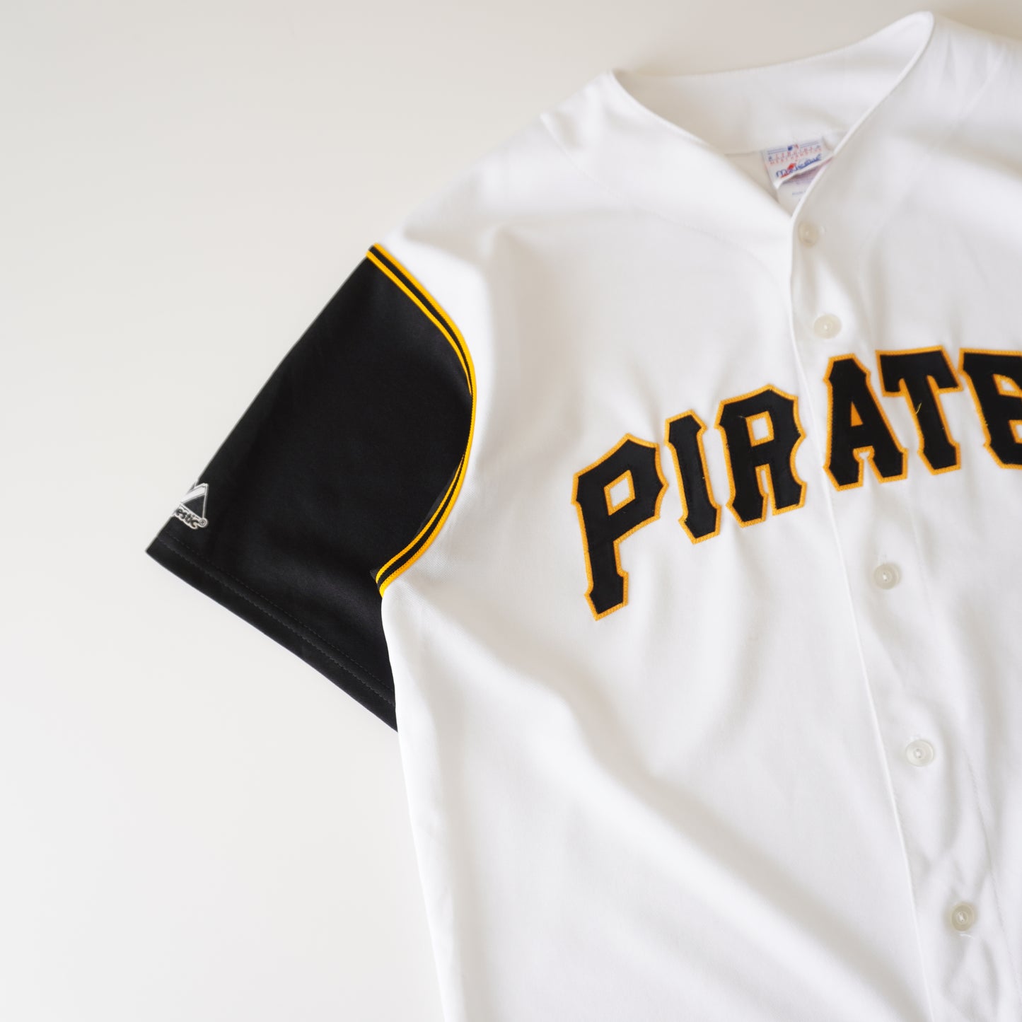 Thrifted – Jersey Majestic Pittsburgh Pirates Negro Talla L (CL 42–44) | Largo 78 cm | Ancho 64 cm