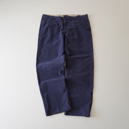 Thrifted – Pantalón Dockers Azul Navy Straight / Coupe Droite Talla 38 USA (CL 48–50) | Cintura 51 cm | Largo 105 cm | Talón 22 cm