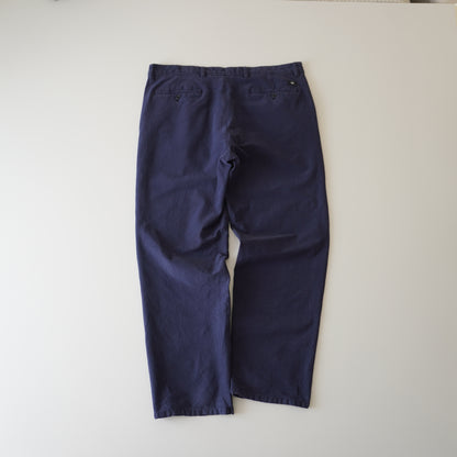 Thrifted – Pantalón Dockers Azul Navy Straight / Coupe Droite Talla 38 USA (CL 48–50) | Cintura 51 cm | Largo 105 cm | Talón 22 cm