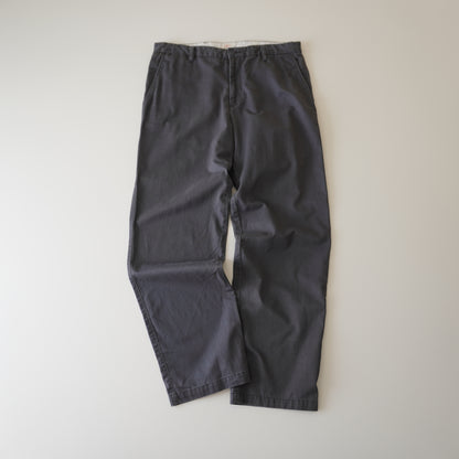Thrifted – Pantalón Dockers Gris Grafito D3 Classic Talla 36x34 USA (CL 46–48) | Cintura 48 cm | Largo 112 cm | Talón 23 cm