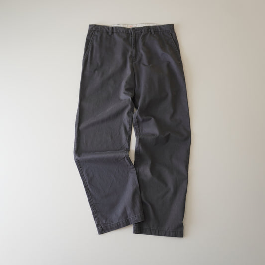 Thrifted – Pantalón Dockers Gris Grafito D3 Classic Talla 36x34 USA (CL 46–48) | Cintura 48 cm | Largo 112 cm | Talón 23 cm