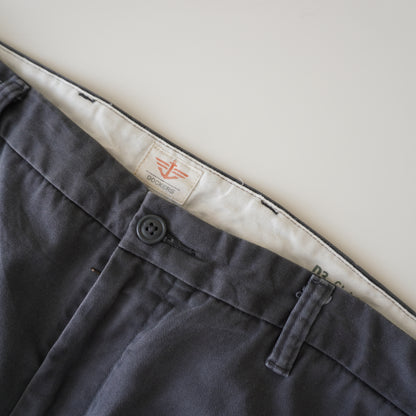 Thrifted – Pantalón Dockers Gris Grafito D3 Classic Talla 36x34 USA (CL 46–48) | Cintura 48 cm | Largo 112 cm | Talón 23 cm