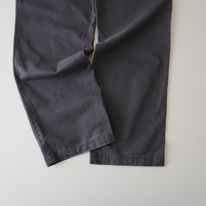 Thrifted – Pantalón Dockers Gris Grafito D3 Classic Talla 36x34 USA (CL 46–48) | Cintura 48 cm | Largo 112 cm | Talón 23 cm