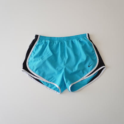 Thrifted – Short Nike Celeste Running Mujer Talla M (CL 38–40) | Cintura 38–44 cm | Caderas 50 cm | Largo 30 cm
