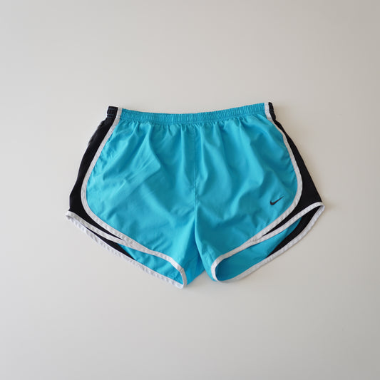 Thrifted – Short Nike Celeste Running Mujer Talla M (CL 38–40) | Cintura 38–44 cm | Caderas 50 cm | Largo 30 cm