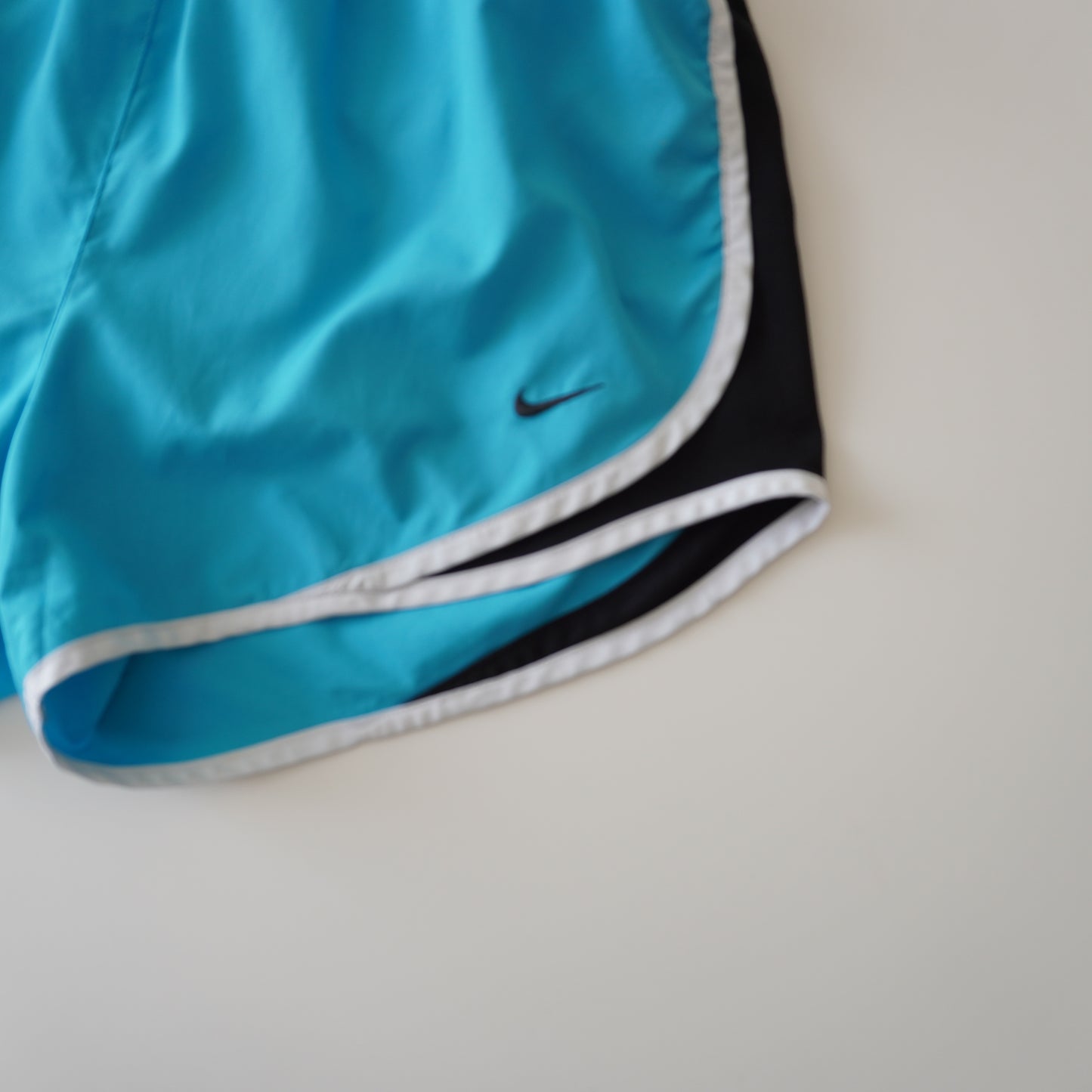 Thrifted – Short Nike Celeste Running Mujer Talla M (CL 38–40) | Cintura 38–44 cm | Caderas 50 cm | Largo 30 cm