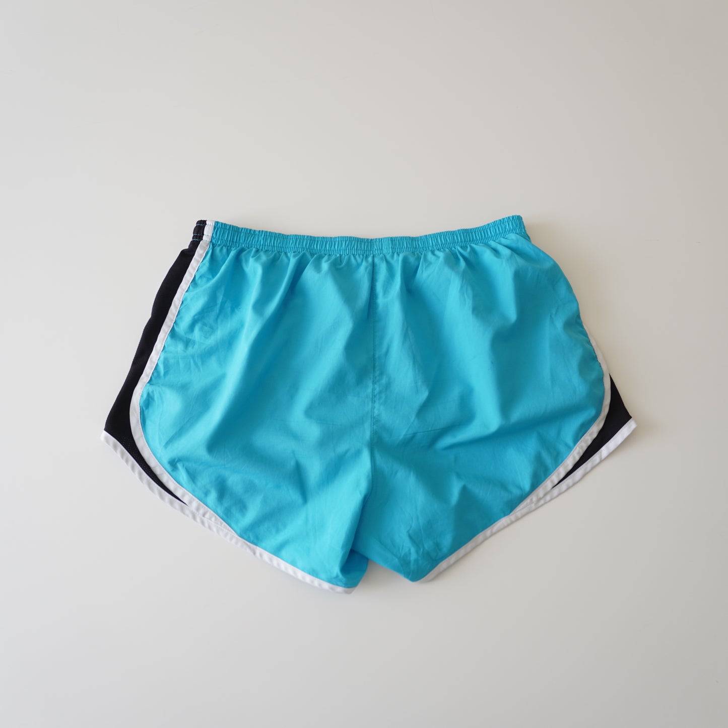 Thrifted – Short Nike Celeste Running Mujer Talla M (CL 38–40) | Cintura 38–44 cm | Caderas 50 cm | Largo 30 cm
