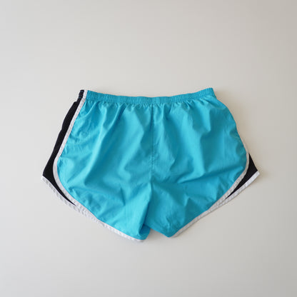 Thrifted – Short Nike Celeste Running Mujer Talla M (CL 38–40) | Cintura 38–44 cm | Caderas 50 cm | Largo 30 cm