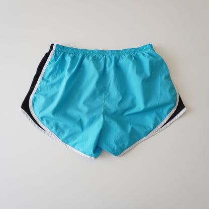 Thrifted – Short Nike Celeste Running Mujer Talla M (CL 38–40) | Cintura 38–44 cm | Caderas 50 cm | Largo 30 cm