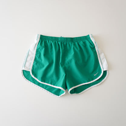 Thrifted – Short Nike Verde Running Mujer Talla S (CL 34–36) | Cintura 37–44 cm | Caderas 49 cm | Largo 28 cm