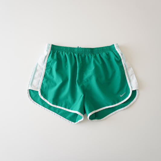 Thrifted – Short Nike Verde Running Mujer Talla S (CL 34–36) | Cintura 37–44 cm | Caderas 49 cm | Largo 28 cm