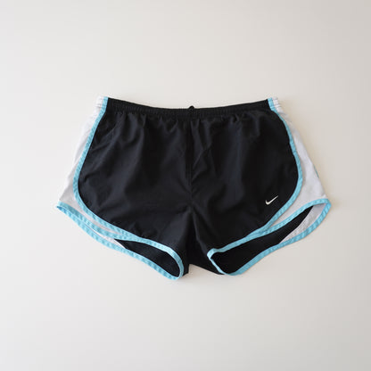 Thrifted – Short Nike Negro Running Mujer Talla M (CL 38–40) | Cintura 40–44 cm | Caderas 52 cm | Largo 30 cm