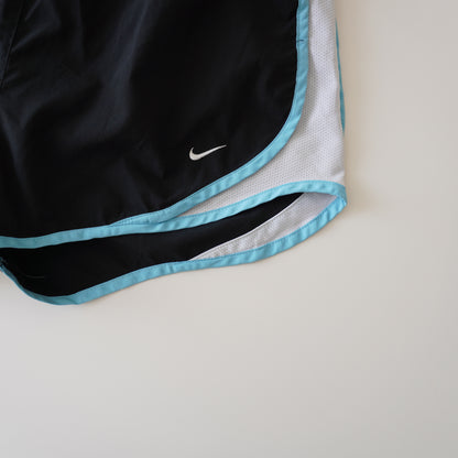 Thrifted – Short Nike Negro Running Mujer Talla M (CL 38–40) | Cintura 40–44 cm | Caderas 52 cm | Largo 30 cm