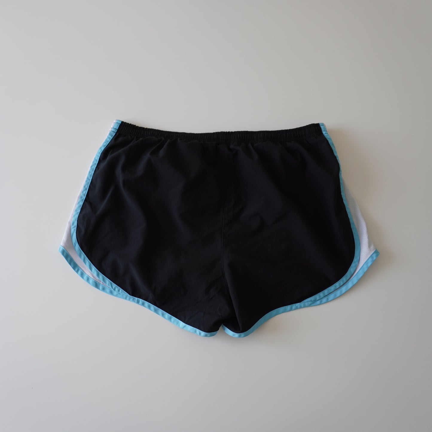 Thrifted – Short Nike Negro Running Mujer Talla M (CL 38–40) | Cintura 40–44 cm | Caderas 52 cm | Largo 30 cm