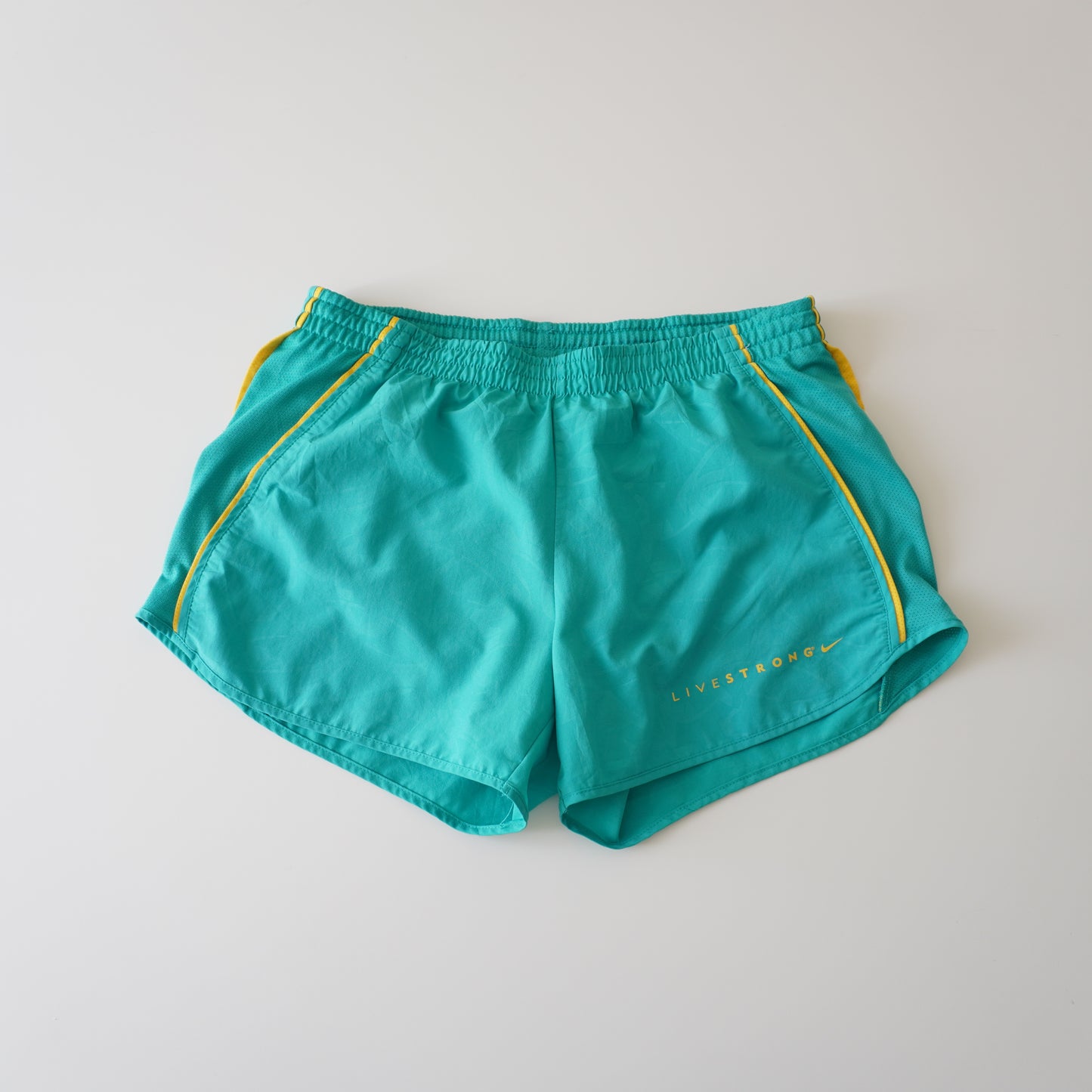 Thrifted – Short Nike Verde LIVESTRONG Running Mujer Talla M (CL 38–40) | Cintura 43–49 cm | Caderas 48 cm | Largo 30 cm
