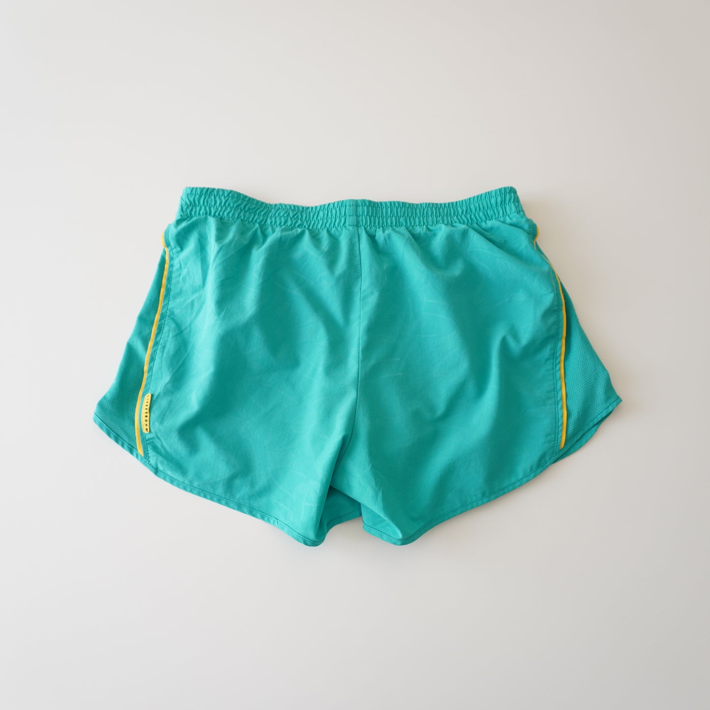 Thrifted – Short Nike Verde LIVESTRONG Running Mujer Talla M (CL 38–40) | Cintura 43–49 cm | Caderas 48 cm | Largo 30 cm