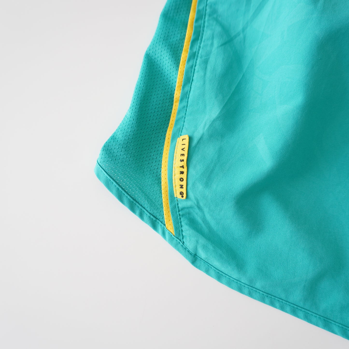 Thrifted – Short Nike Verde LIVESTRONG Running Mujer Talla M (CL 38–40) | Cintura 43–49 cm | Caderas 48 cm | Largo 30 cm