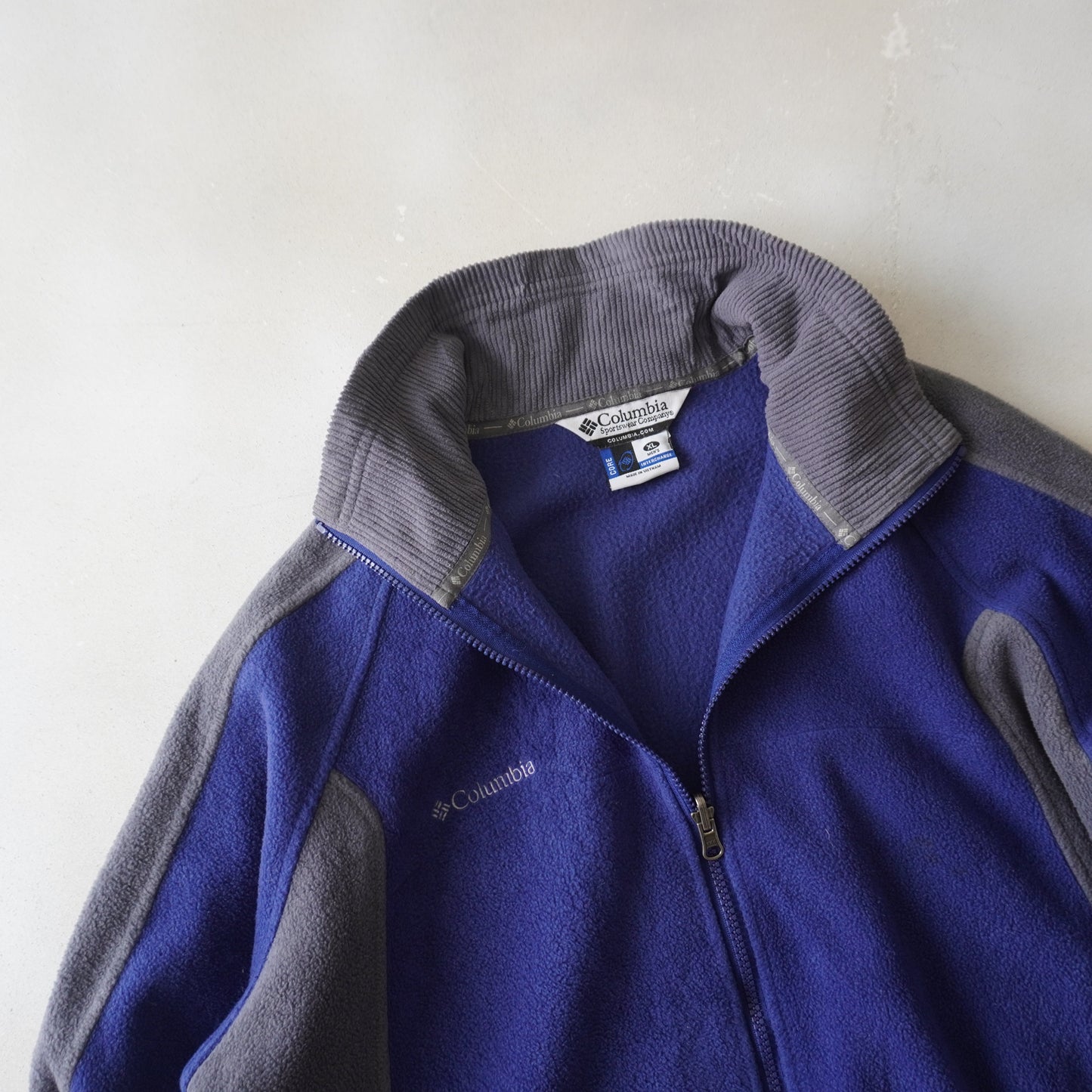 Thrifted - Polar COLUMBIA Azul-Gris / Talla XL , 62 ancho, 67 largo.