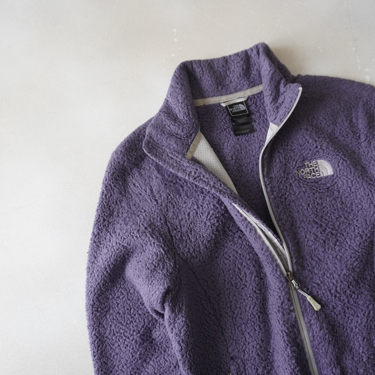 Thrifted - Polar THE NORTH FACE Furry Morado / Talla S Mujer, 46 ancho, 61 largo. 