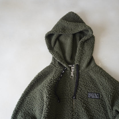 Thrifted - Polar “PINK“ Furry Verde Olivo / Talla S, 55 ancho, 65 largo 