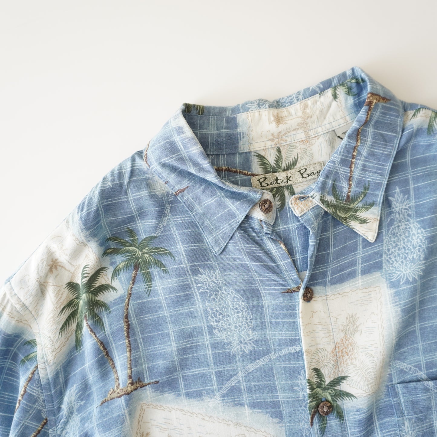 Thrifted - Camisa BATIC BAY Celeste con blanco / Talla L, 74 LARGO X 59 ANCHO