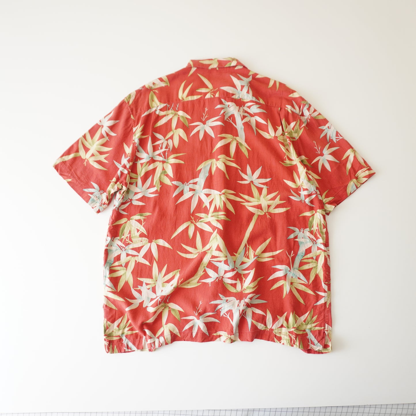 Thrifted -Camisa Roja RETREAT / Talla  XL  80 LARGO X 66 ANCHO.