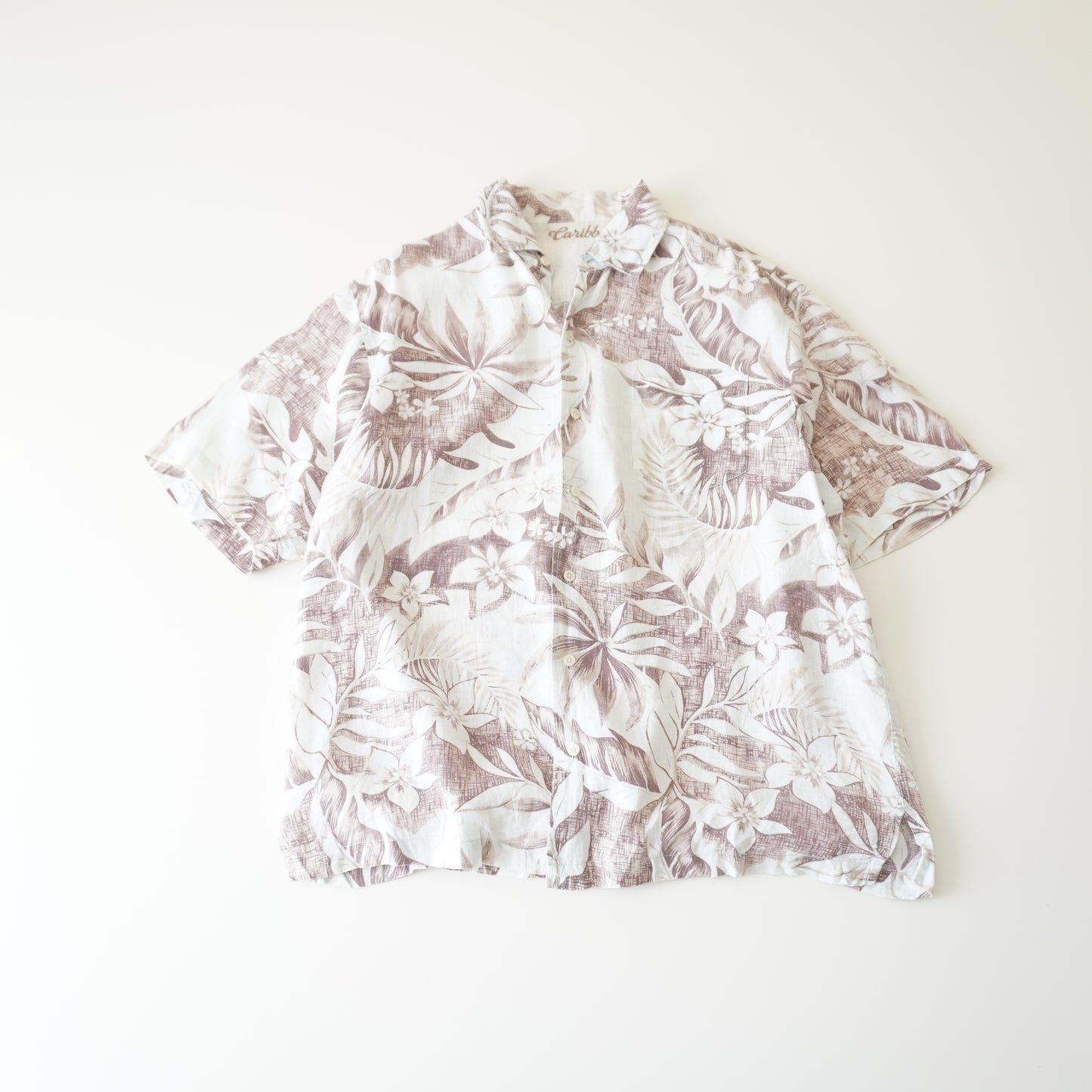 Thrifted - Camisa Caribbean Blanca con flores Gris / Talla M 69 LARGOx58 ANCHO