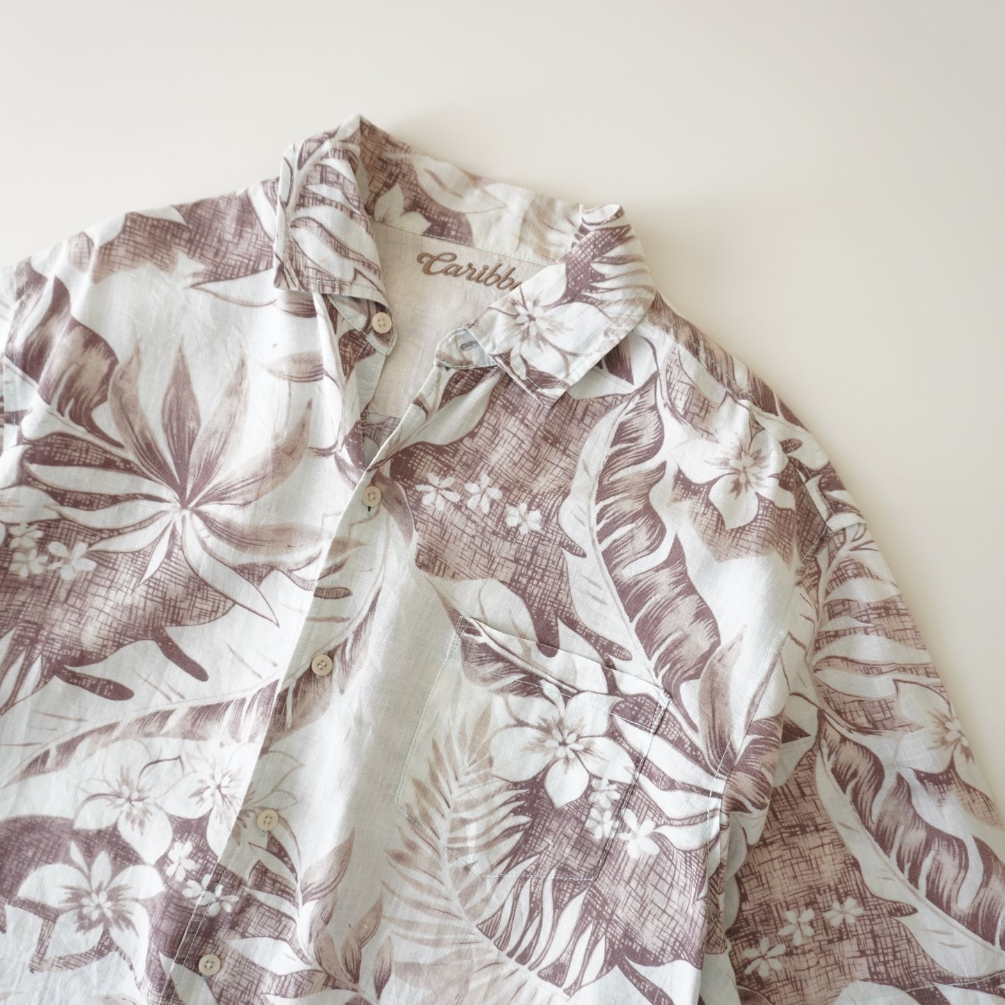 Thrifted - Camisa Caribbean Blanca con flores Gris / Talla M 69 LARGOx58 ANCHO