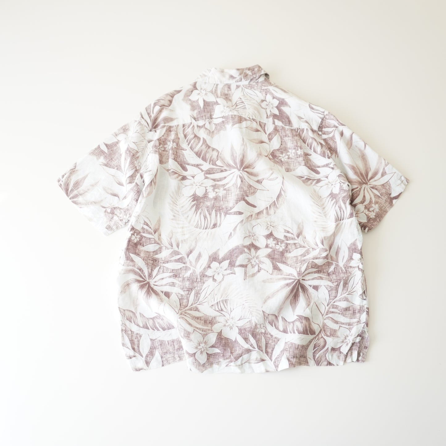 Thrifted - Camisa Caribbean Blanca con flores Gris / Talla M 69 LARGOx58 ANCHO