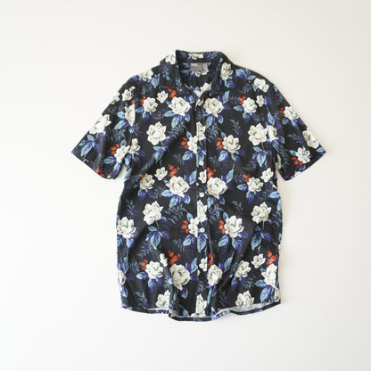 Thrifted - Camisa Azul marino con flores blancas / Talla S 67 LARGOX45 ANCHO