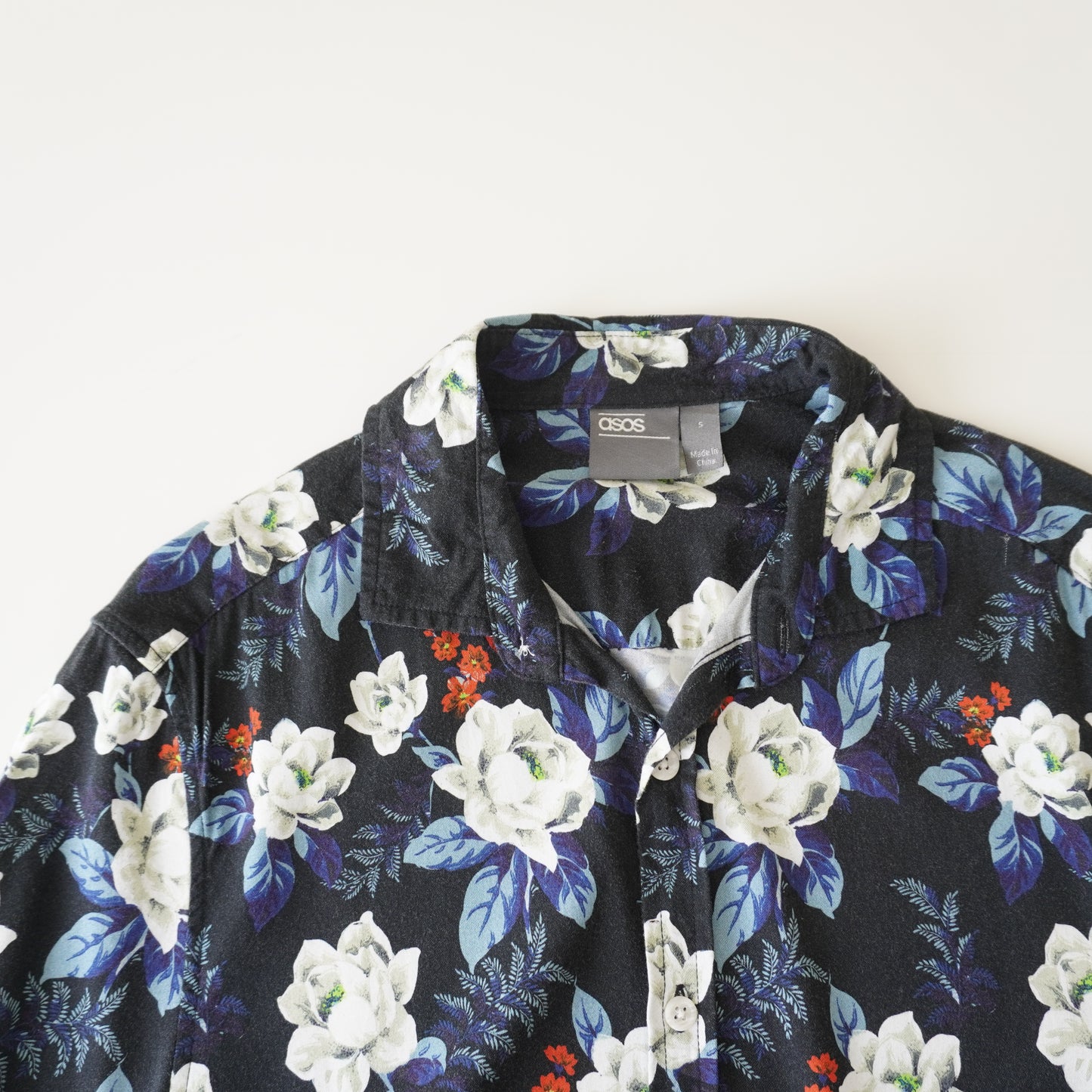 Thrifted - Camisa Azul marino con flores blancas / Talla S 67 LARGOX45 ANCHO