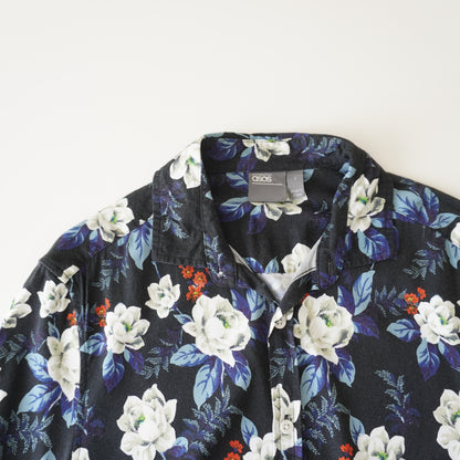 Thrifted - Camisa Azul marino con flores blancas / Talla S 67 LARGOX45 ANCHO