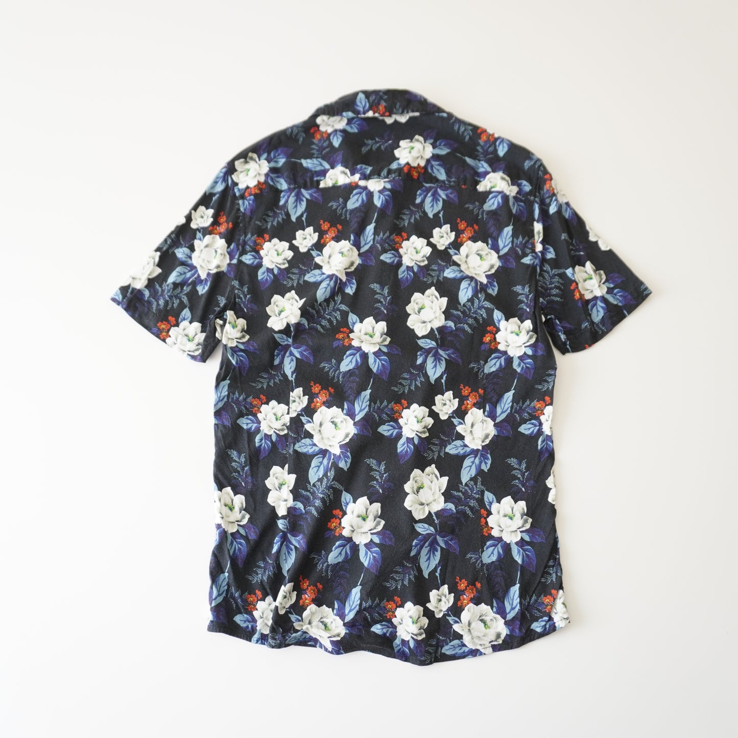 Thrifted - Camisa Azul marino con flores blancas / Talla S 67 LARGOX45 ANCHO