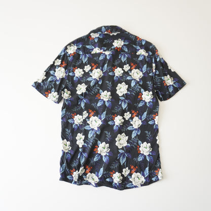 Thrifted - Camisa Azul marino con flores blancas / Talla S 67 LARGOX45 ANCHO