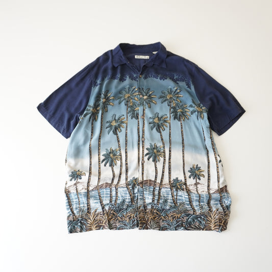 Thrifted - Camisa Batik bay Azul con palmeras / Talla XL- 79 LARGOX 64 ANCHO