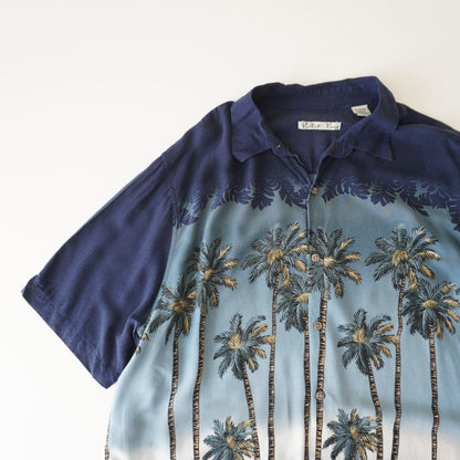 Thrifted - Camisa Batik bay Azul con palmeras / Talla XL- 79 LARGOX 64 ANCHO