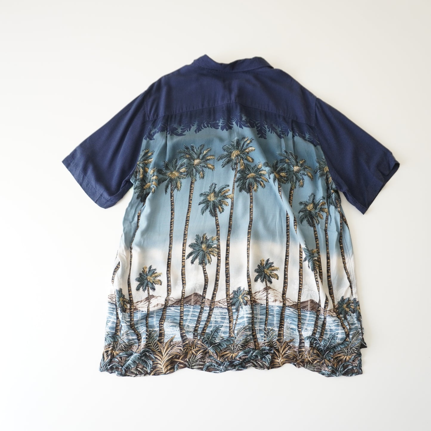 Thrifted - Camisa Batik bay Azul con palmeras / Talla XL- 79 LARGOX 64 ANCHO