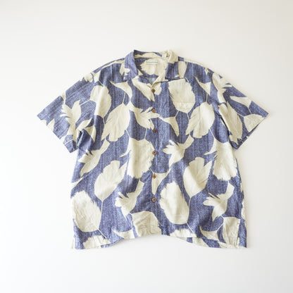 Thrifted - Camisa Caribbean Azul con flores blancas hawaianas / Talla XL 74 LARGOX 68 ANCHO