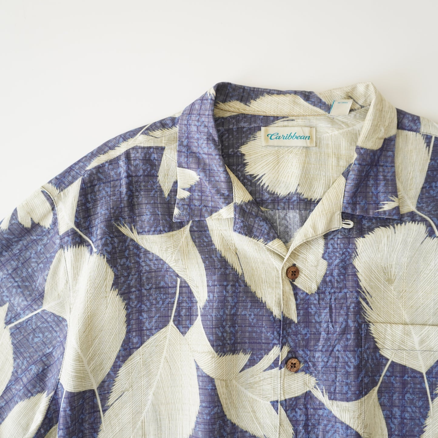 Thrifted - Camisa Caribbean Azul con flores blancas hawaianas / Talla XL 74 LARGOX 68 ANCHO