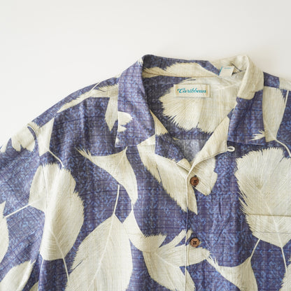 Thrifted - Camisa Caribbean Azul con flores blancas hawaianas / Talla XL 74 LARGOX 68 ANCHO