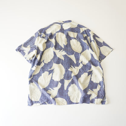 Thrifted - Camisa Caribbean Azul con flores blancas hawaianas / Talla XL 74 LARGOX 68 ANCHO