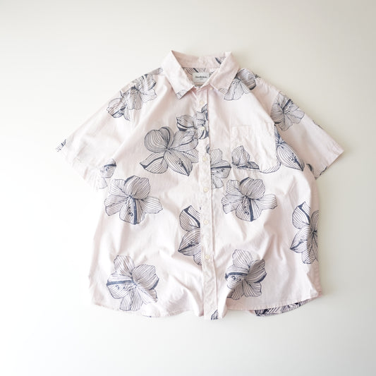 Thrifted -Camisa Rosada con flores Azules / Talla XXL 73 LARGOX67 ANCHO