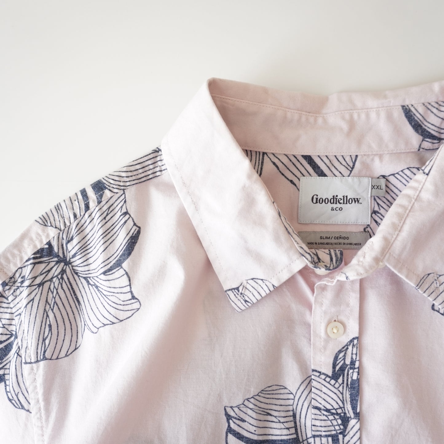 Thrifted -Camisa Rosada con flores Azules / Talla XXL 73 LARGOX67 ANCHO